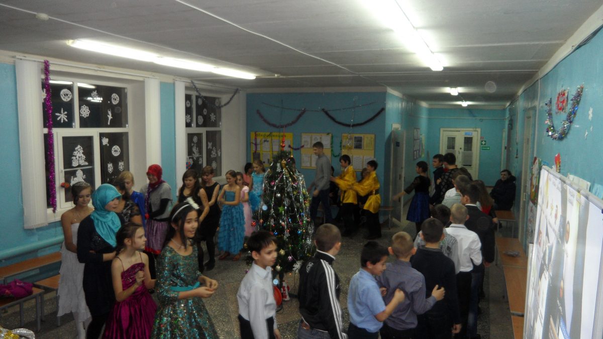 25.12 состоялась новогодняя елка и в старшем звене, учащиеся приняли участие в игровой программе «Обезьянка Анфиса»